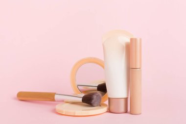 Masadaki cilt rengi için makyaj ürünleri içeren kompozisyon
