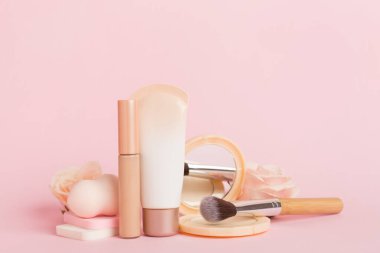 Masadaki cilt rengi için makyaj ürünleri içeren kompozisyon