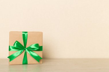 Arkaplanda hediye kutuları.