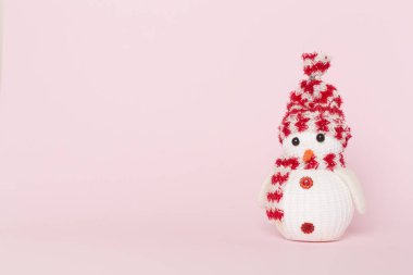 Tahta masada küçük bir Noel Kardan Adam.