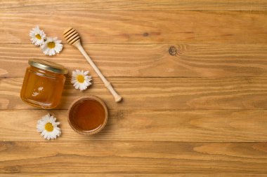 Ahşap zemin üzerinde taze bal olan kompozisyon, üst görünüm.