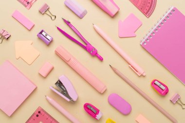 Renkli arka plan üzerinde pembe okul kırtasiyesi olan desen, üst görünüm