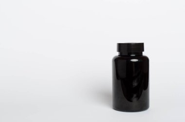 Renk arkaplanındaki vitaminler için plastik şişe