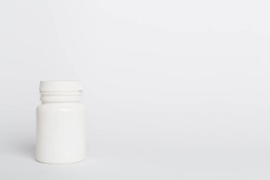 Renk arkaplanındaki vitaminler için plastik şişe