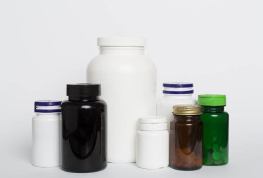 Renk arkaplanındaki vitaminler için plastik şişeler