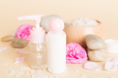 Ahşap masanın üzerinde pembe güller olan spa kompozisyonu