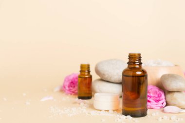 Ahşap masanın üzerinde pembe güller olan spa kompozisyonu