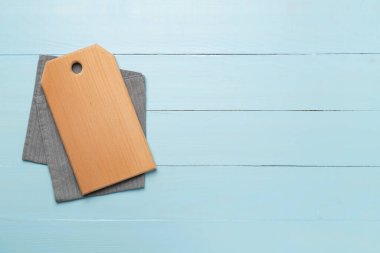 Tahta kesme tahtası ahşap arka planda, üst manzara.