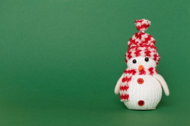 Tahta masada küçük bir Noel Kardan Adam.