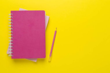 Renk arkaplanı ve üst görünümü üzerine kırtasiye içeren defterler