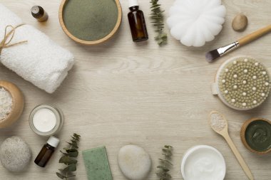 Ahşap arka planda kozmetik kil ve spa ürünleri ile kompozisyon, üst görünüm