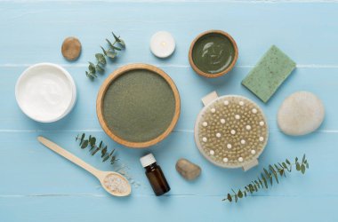 Ahşap arka planda kozmetik kil ve spa ürünleri ile kompozisyon, üst görünüm