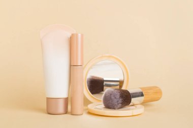 Masadaki cilt rengi için makyaj ürünleri içeren kompozisyon