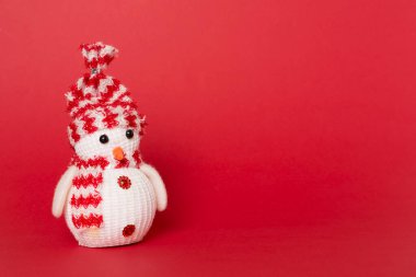 Renkli masada küçük bir Noel Kardan Adam.