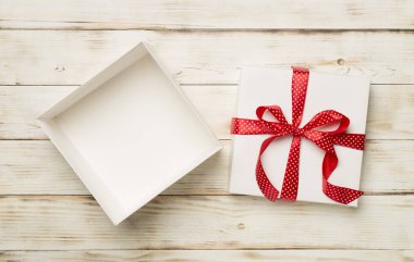 Tahta arka planda hediye kutusunu aç, üst görünümde
