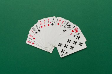 Renk arkaplanı, üst görünüm üzerinde kart oynanıyor. Kumar konsepti