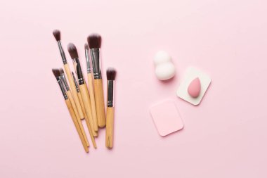 Renk arkaplan, üst görünüm üzerine fırçalar ve süngerler uydur