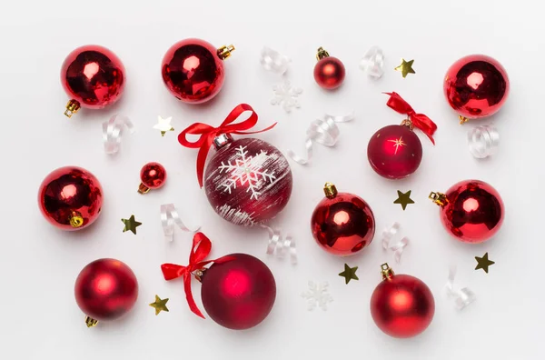 Kerstbal Speelgoed Confetti Witte Achtergrond Bovenaanzicht — Stockfoto