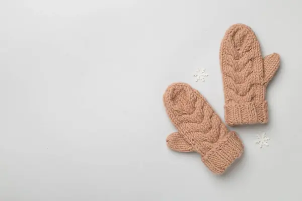 Brown Winter Mittens Color Background Top View — Stock Photo, Image
