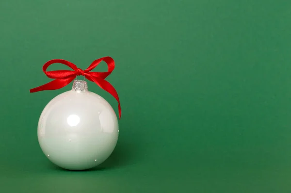 Χριστουγεννιάτικο Παιχνίδι Μπάλα Στο Τραπέζι Χρώμα — Φωτογραφία Αρχείου