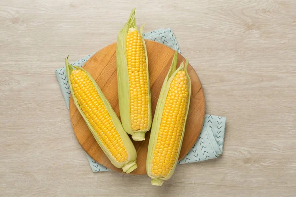 Fresh Corn Cobs Concrete Background Top View — Stock Photo, Image