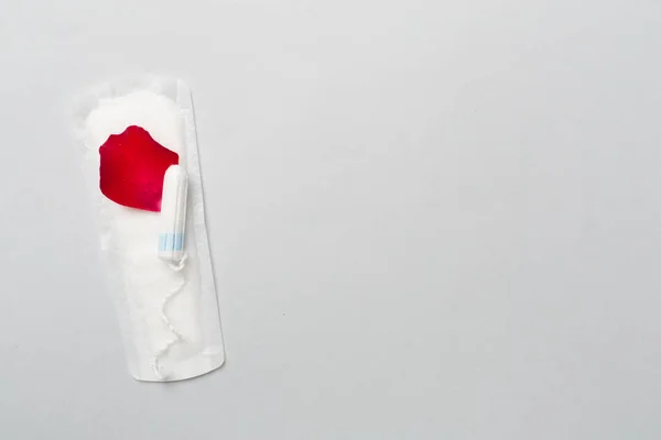 Menstruatie Pad Met Rode Bloemblaadjes Kleur Achtergrond Bovenaanzicht — Stockfoto