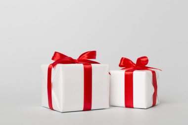 Renk arkaplan üzerinde hediye kutusu.