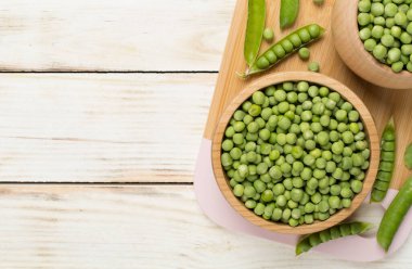 Ahşap zemin üzerinde taze bezelye ile kompozisyon, üst görünüm