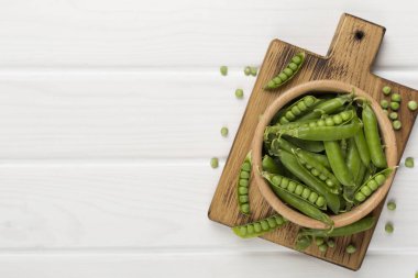 Ahşap zemin üzerinde taze bezelye ile kompozisyon, üst görünüm