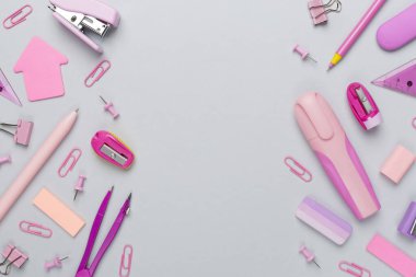 Renkli arka plan üzerine pembe okul kırtasiyesi, üst görünüm