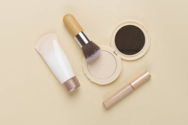 Renk arkaplan ve üst görünümde cilt rengi için makyaj ürünleri bileşimi