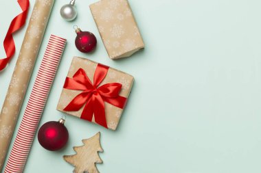 Hediye kutuları, kağıt köşeleri ve renk arkaplanı üzerindeki dekorasyonlar, üst görünüm.