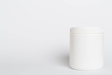 Renk arkaplanındaki vitaminler için plastik şişe
