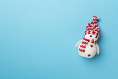 Renkli arka planda küçük bir Noel kardan adam, üst manzara.