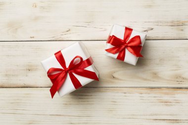 Hediye kutuları üzerinde ahşap arka plan, üstten görünüm.