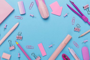Renkli arka plan üzerine pembe okul kırtasiyesi, üst görünüm