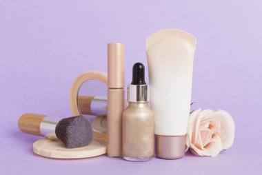 Renk arkaplanındaki ten rengi için makyaj ürünleri bileşimi