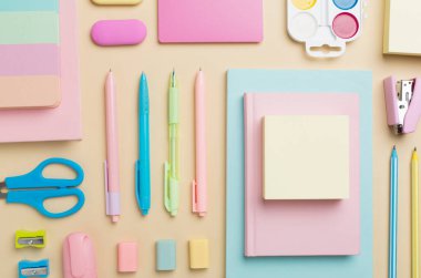 Renkli arka plan, üst görünüm üzerine renkli okul kırtasiyesi ile düz yatıyordu