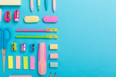 Renkli arka plan, üst görünüm üzerine renkli okul kırtasiyesi ile düz yatıyordu