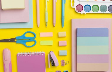 Renkli arka plan, üst görünüm üzerine renkli okul kırtasiyesi ile düz yatıyordu