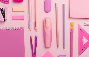 Renkli arka plan üzerinde pembe okul kırtasiyesi olan desen, üst görünüm