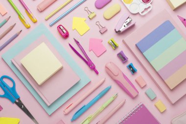 Renkli arka plan, üst görünüm üzerine renkli okul kırtasiyesi ile düz yatıyordu