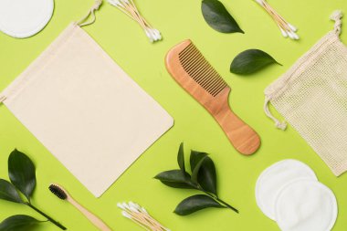 Renk arkaplanı ve üst görünümü üzerinde doğal biyolojik çözünebilir aksesuarlarla düz yatıyordu