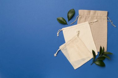 Renkli yeşil yapraklı küçük eko çuvallar. Üst görünüm