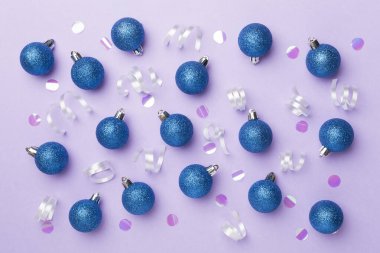 Renk arkaplanı ve üst görünümde Noel topları.