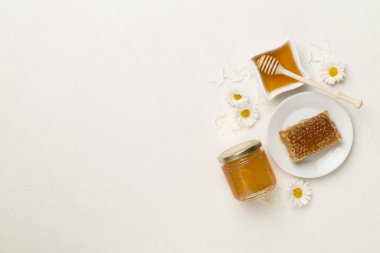 Beton zemin üzerinde taze bal olan kompozisyon, üst görünüm.