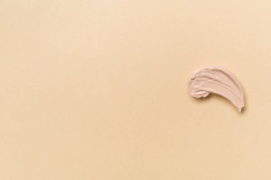 Renk arkaplanı üzerindeki temel leke, üst görünüm.