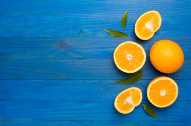 ahşap arka plan üzerinde yaprakları ile taze portakal.