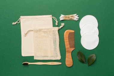 Renk arkaplanı ve üst görünümü üzerinde doğal biyolojik çözünebilir aksesuarlarla düz yatıyordu