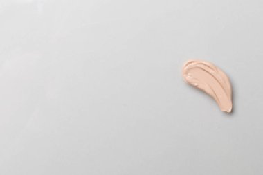 Renk arkaplanı üzerindeki temel leke, üst görünüm.